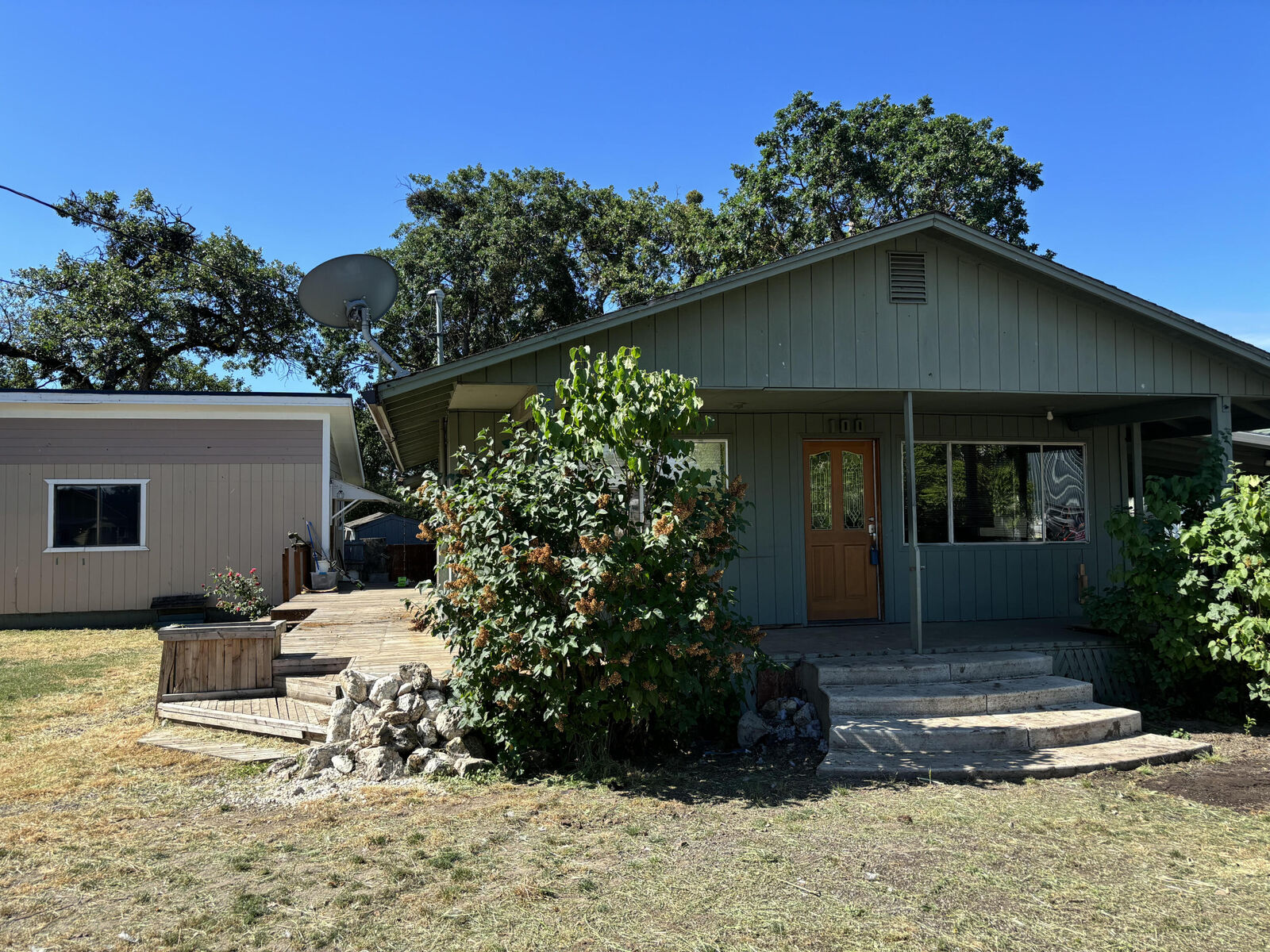 Property Photo: 100 Laurelhurst Street OR 97502