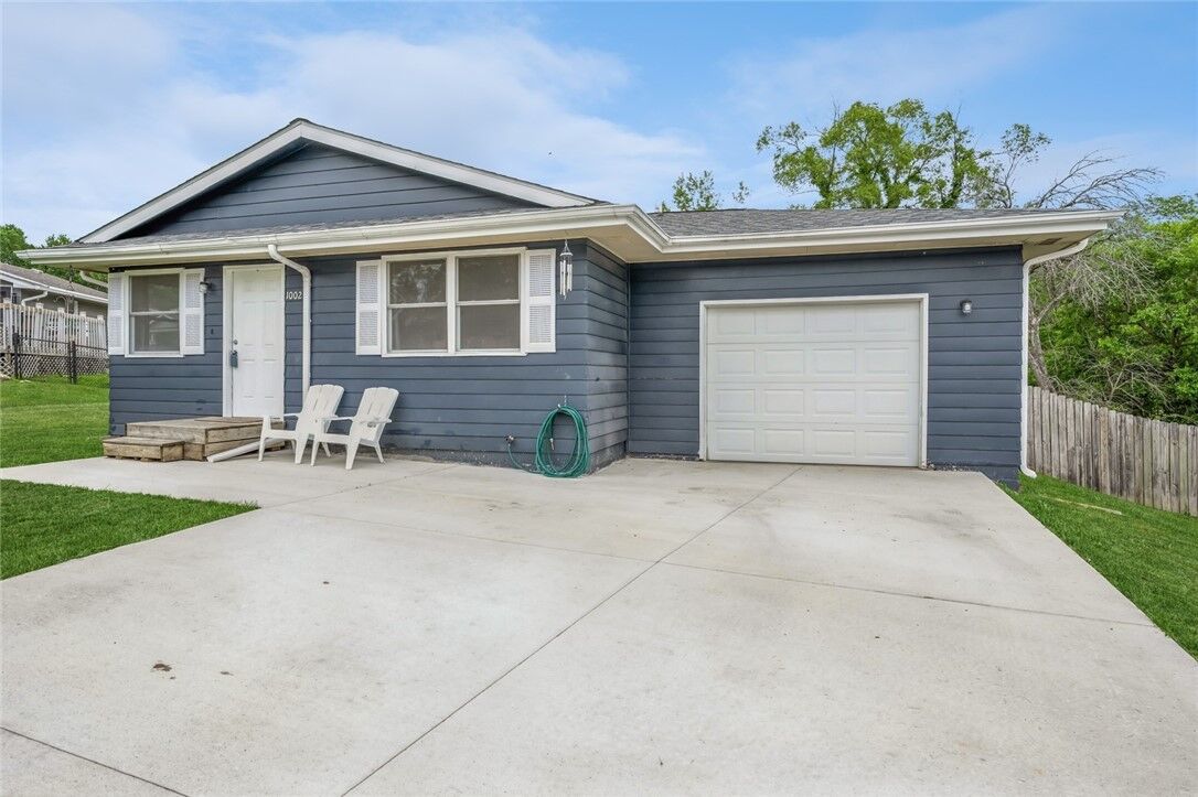 Property Photo: 1002 S Buxton Street IA 50125