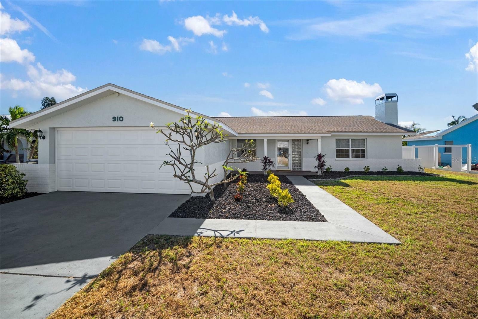 Property Photo: 910 Spindle Palm Way FL 33572