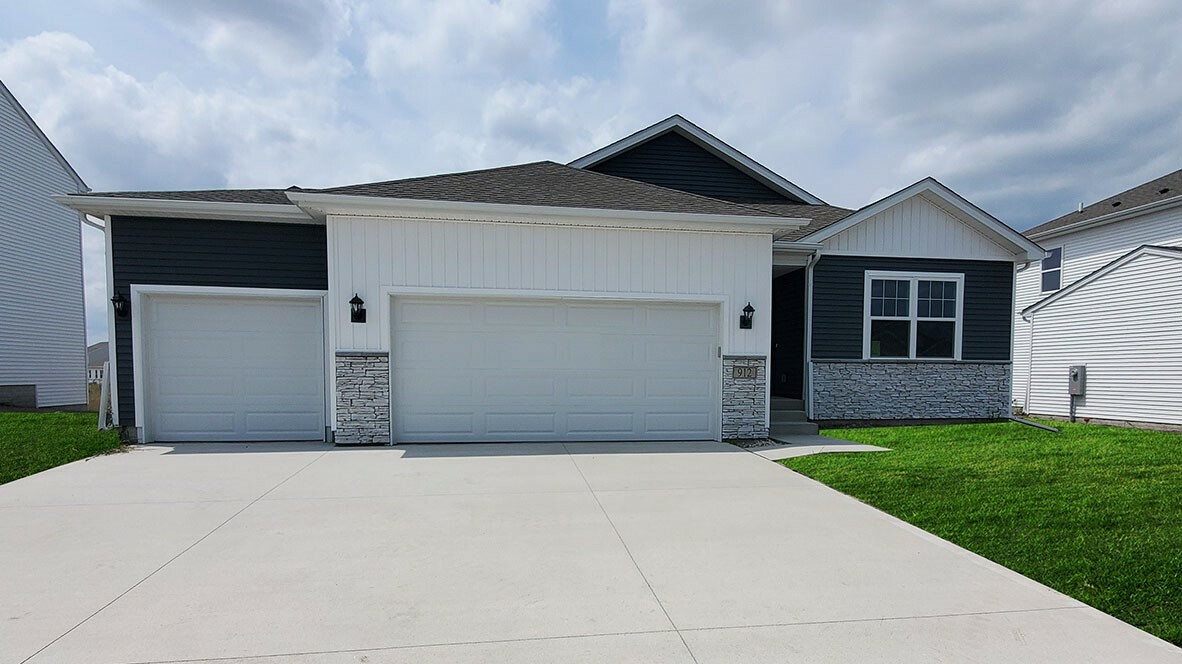 Property Photo:  2701 Brook View Drive  IA 50317 