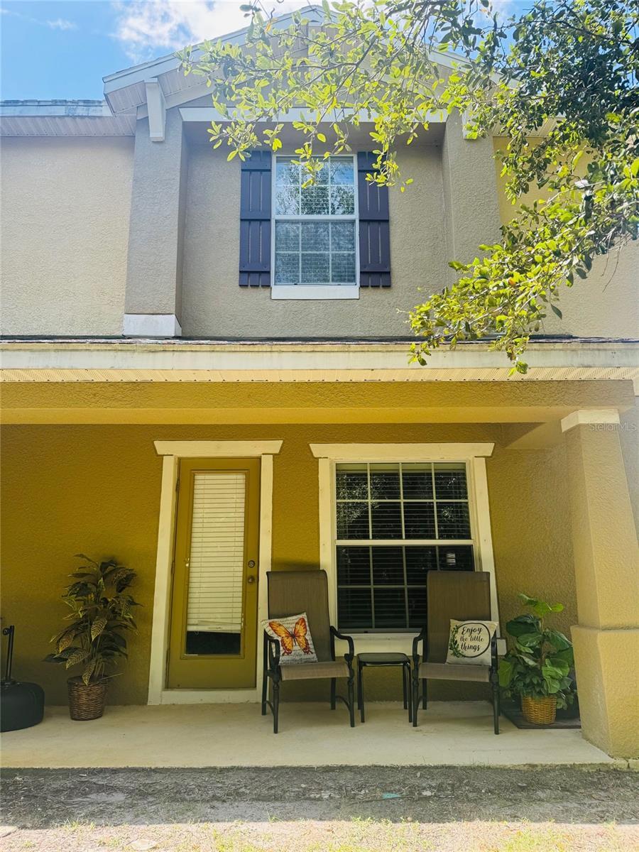 Property Photo: 4704 Chatterton Way FL 33578