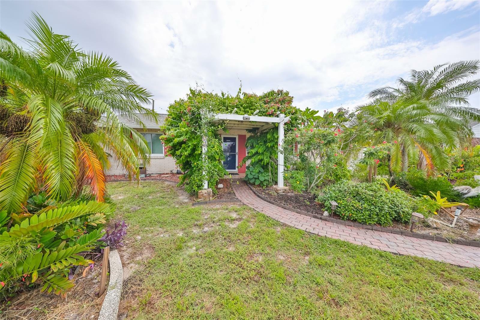 Property Photo:  1409 Fox Hills Drive  FL 33573 