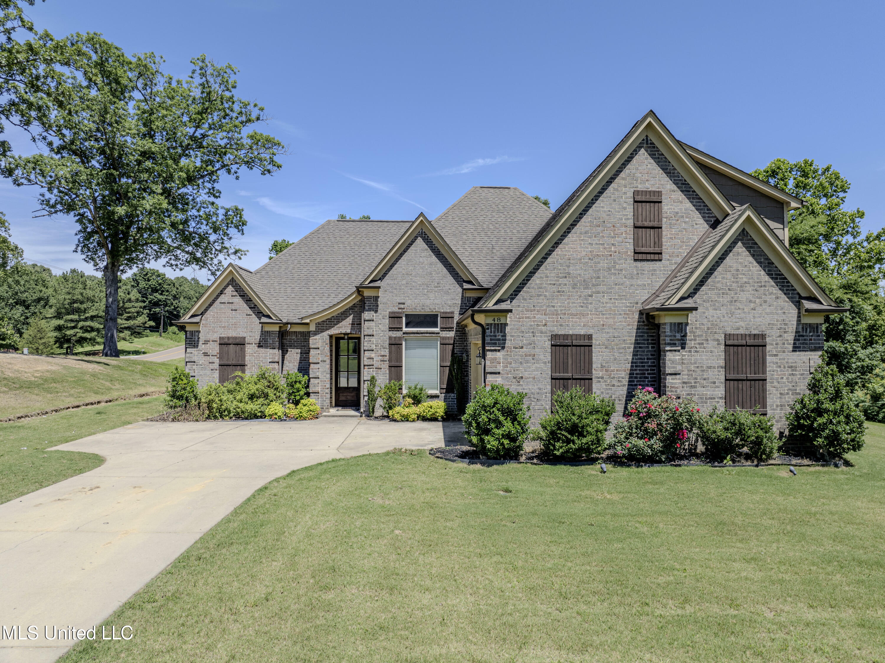 Property Photo: 48 E Byhalia Creek Farms Road MS 38611