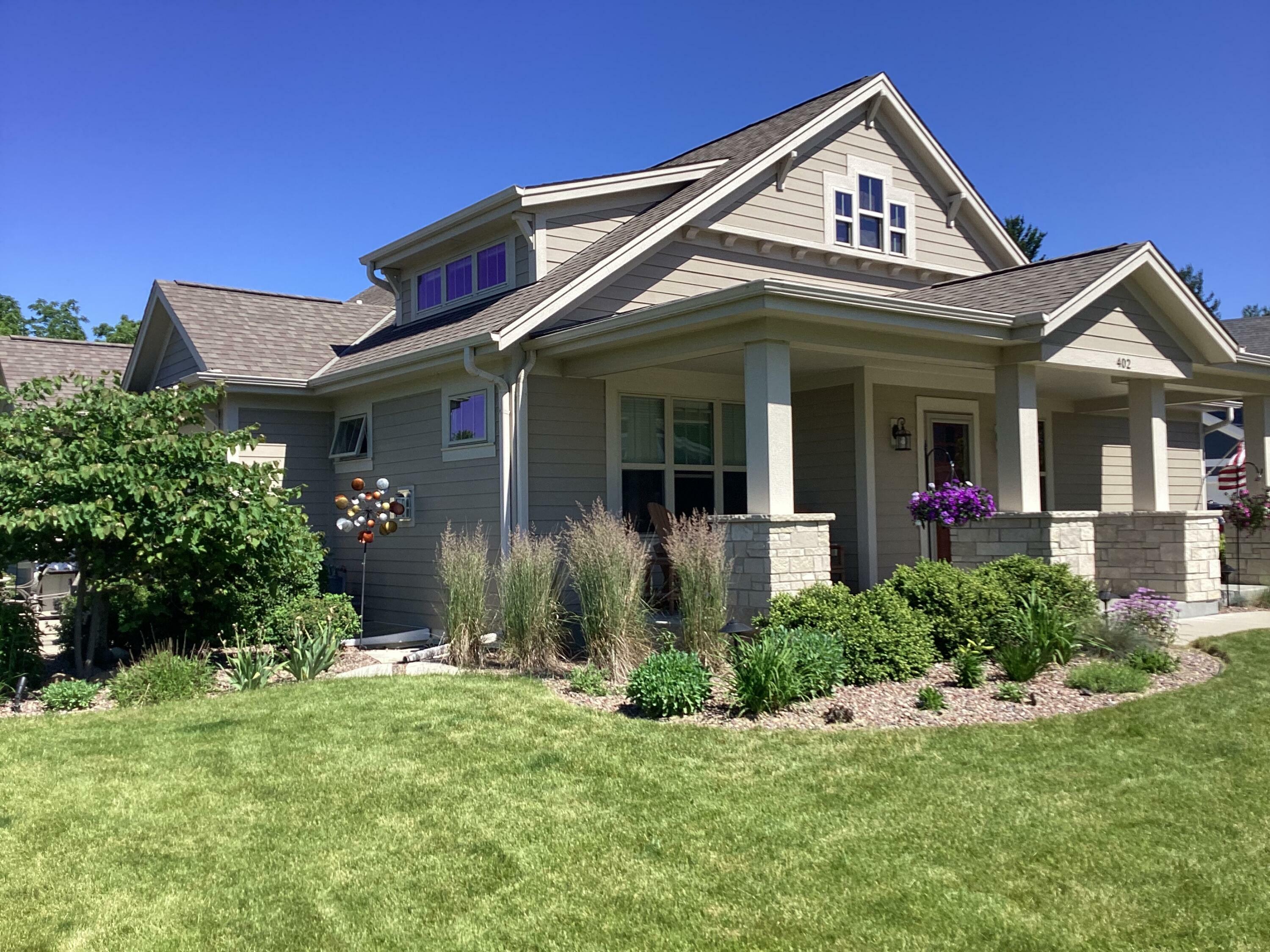 Property Photo: 402 Park Ct WI 53029