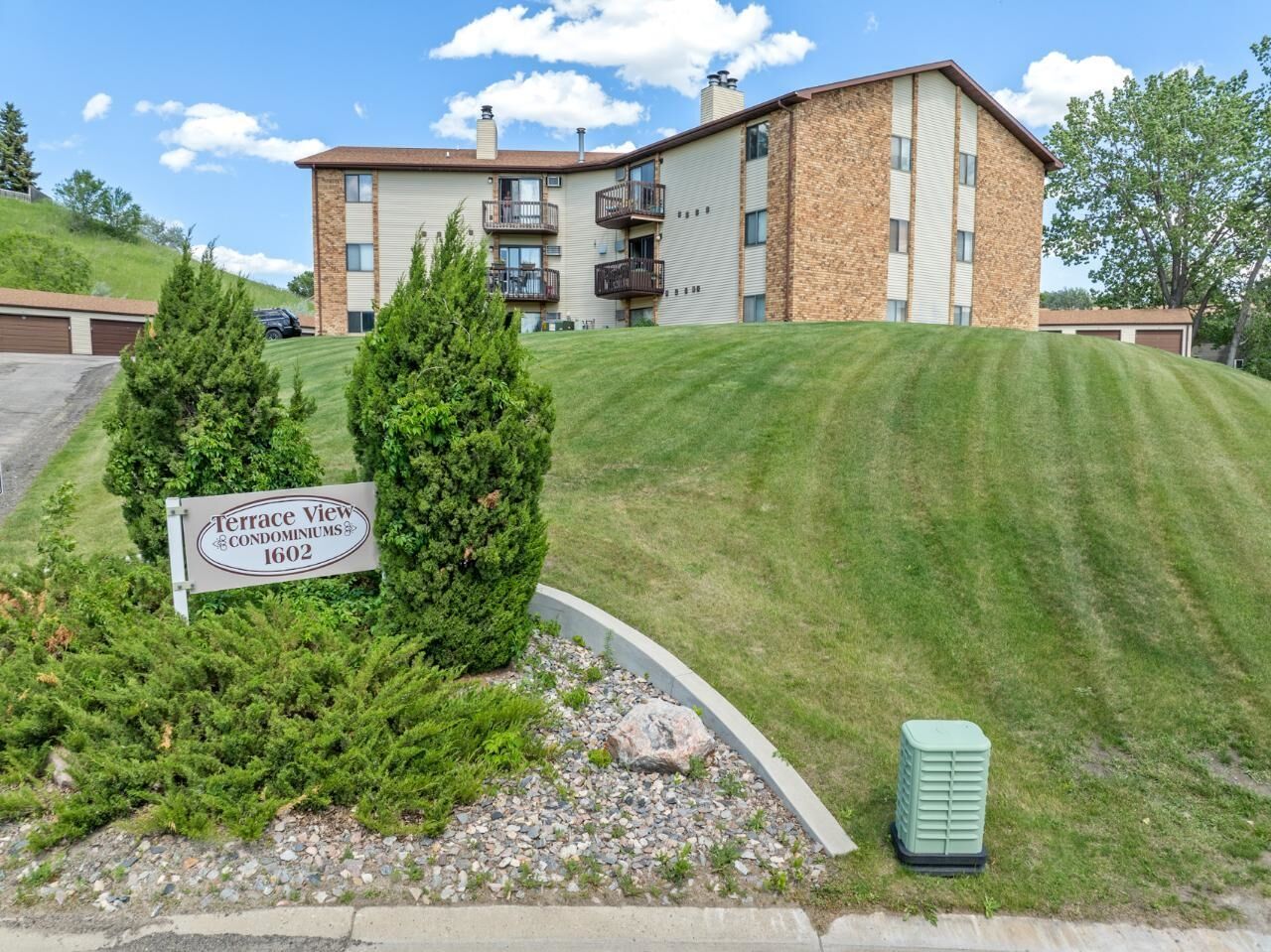 Property Photo: 1602 Terrace Dr Unit 105 ND 58703