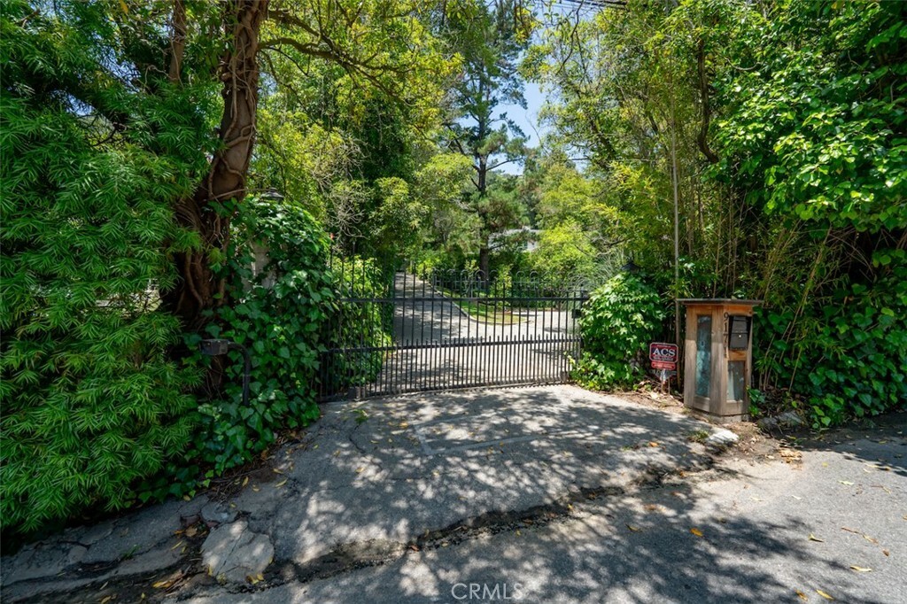 Property Photo:  9171 Hazen Drive  CA 90210 