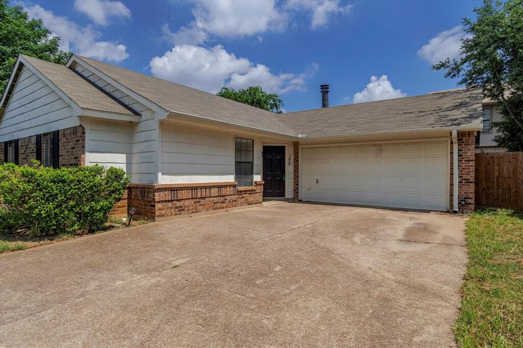 Property Photo: 3008 Galemeadow Drive TX 76123