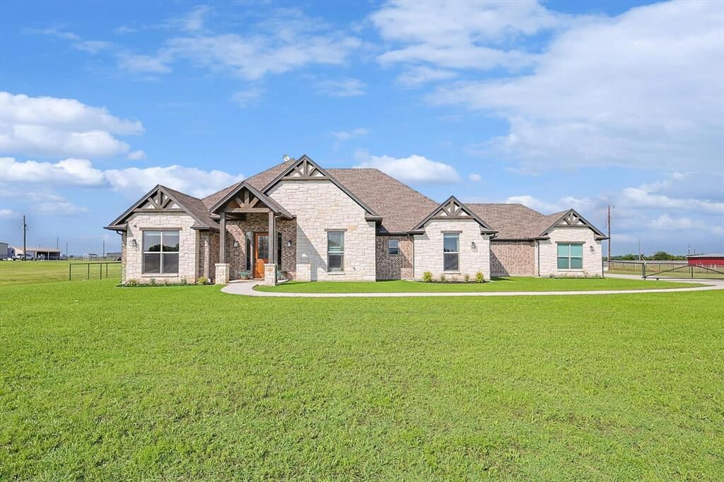 Property Photo:  4921 Austin Circle  TX 76266 