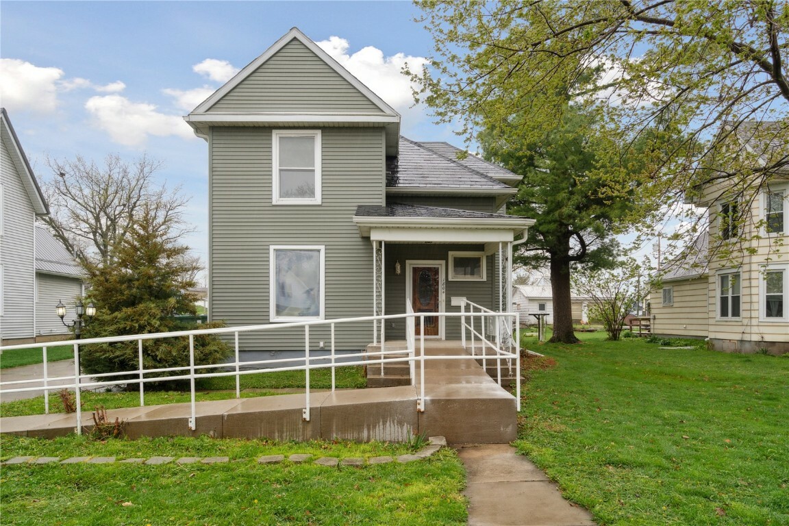 Property Photo:  1804 8th Avenue  IA 52208 