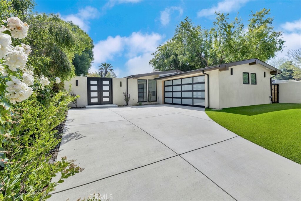 Property Photo:  4812 Peonia Road  CA 91364 