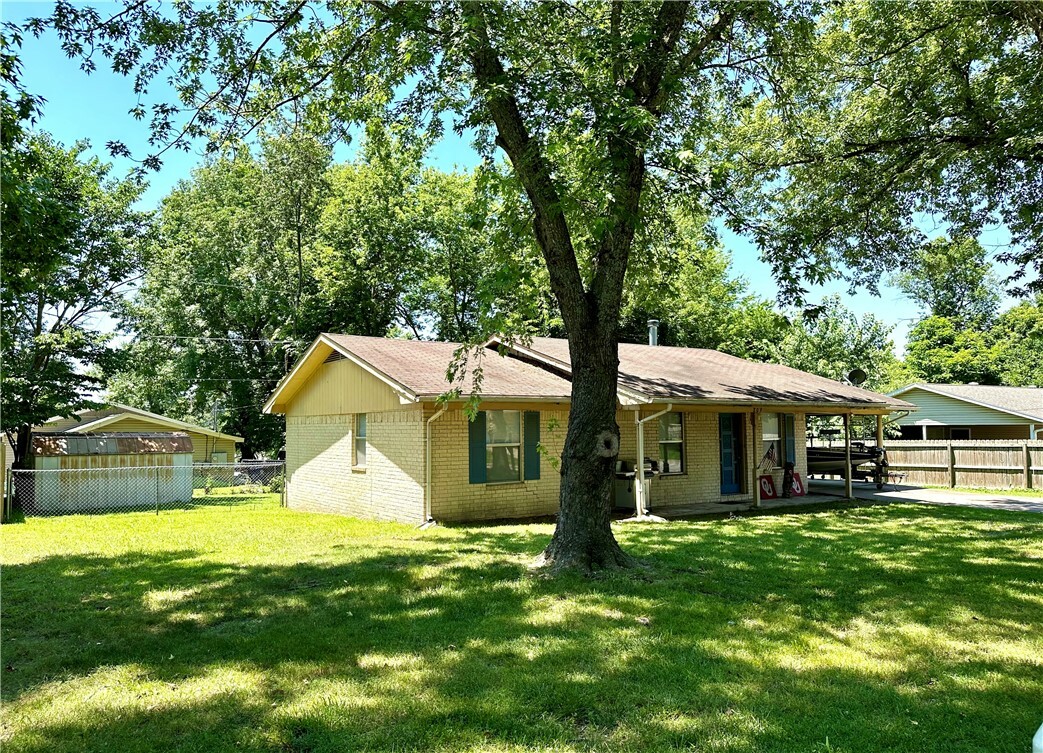 Property Photo:  809 Linda Street  AR 72753 