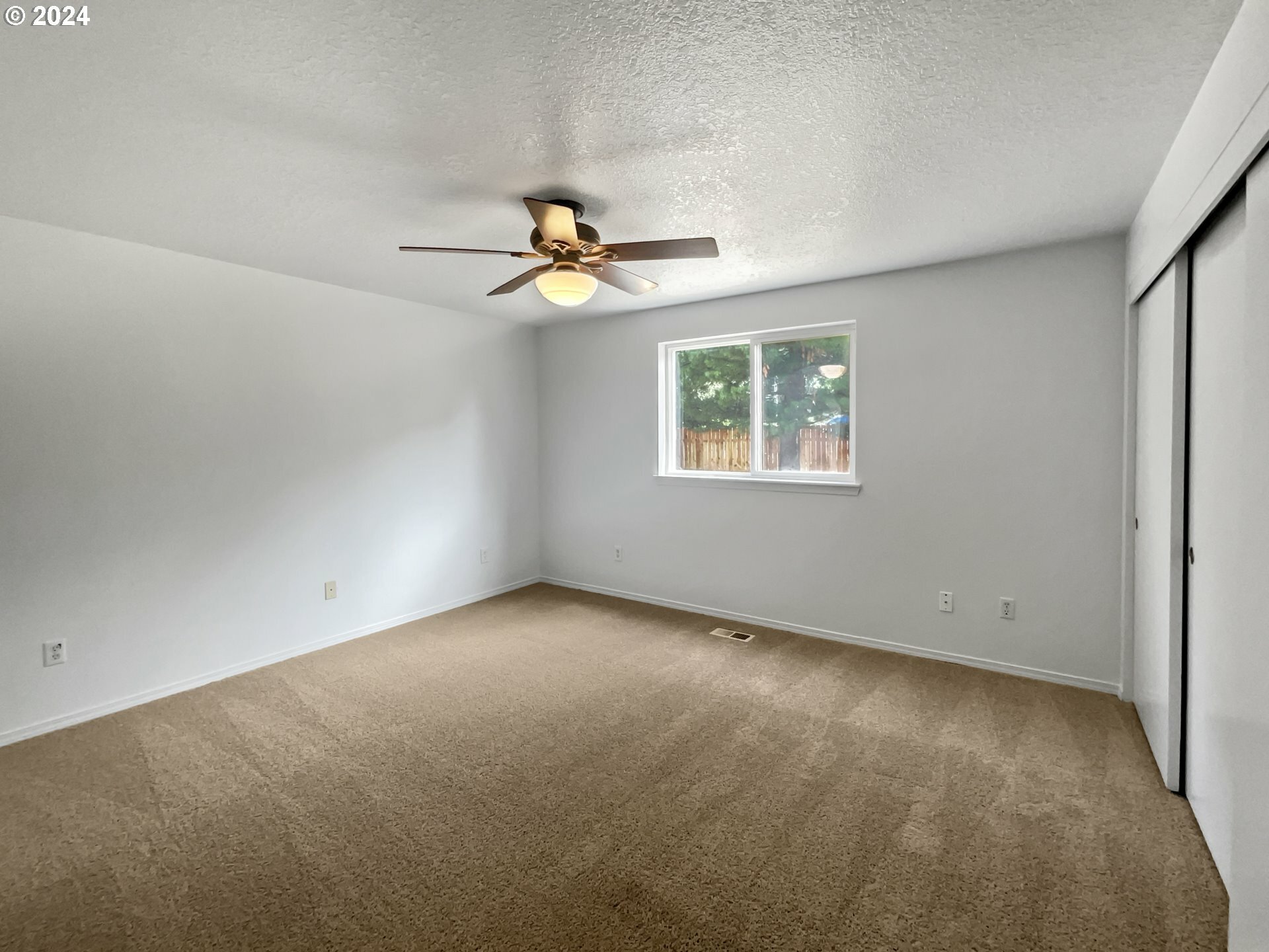 Property Photo:  19302 Rollins St  OR 97045 