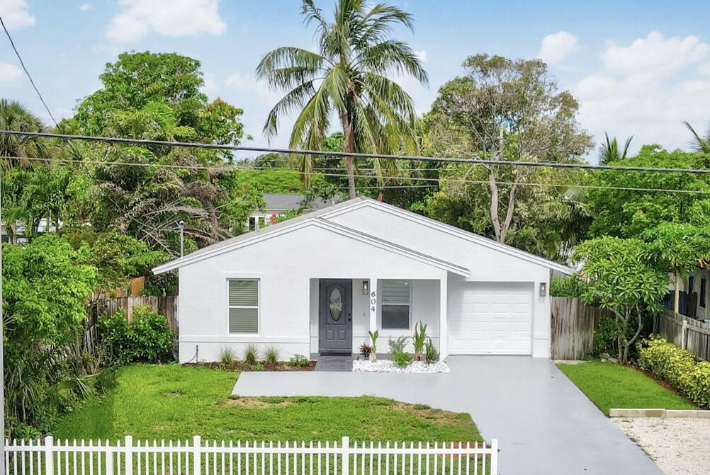 Property Photo:  604 SE 4th Avenue  FL 33483 