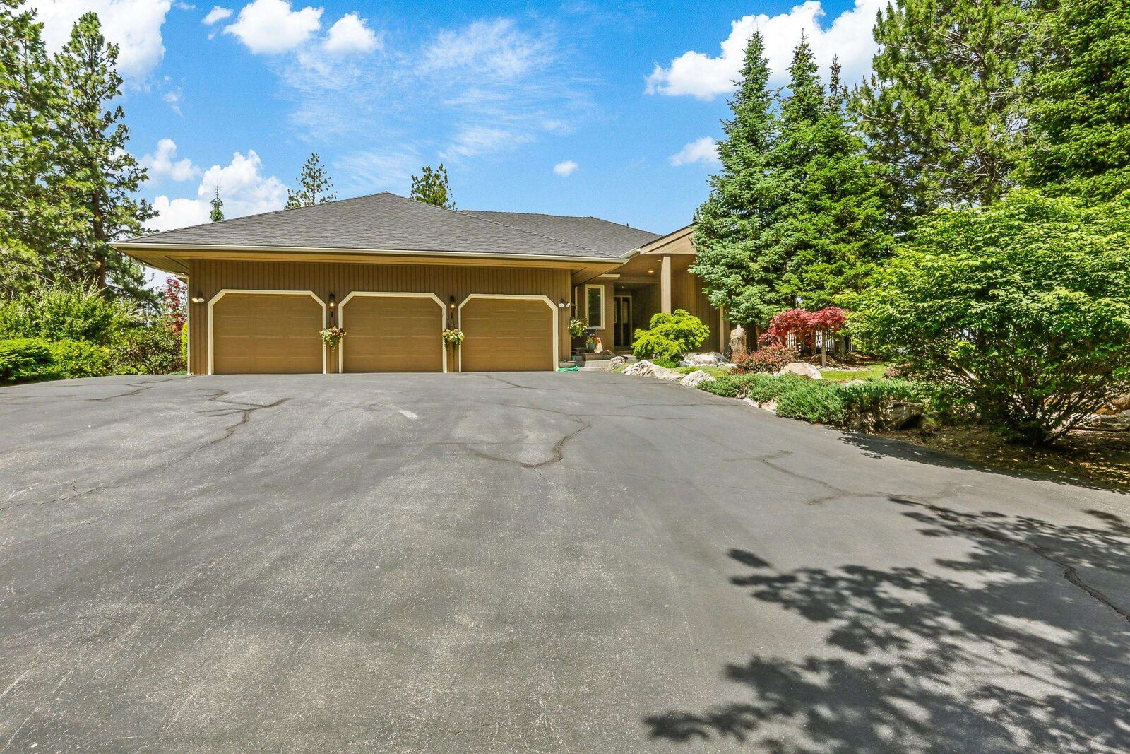Property Photo:  1820 S Valley View Ln  WA 99212 