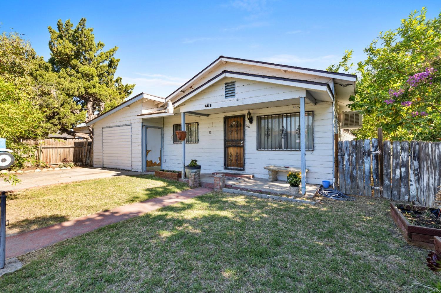 Property Photo:  2412 Yerba Street  CA 93662 