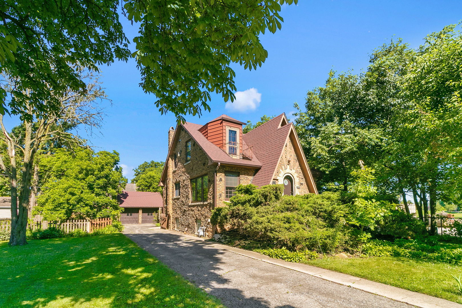 Property Photo: 2528 Lincoln Avenue IL 60546