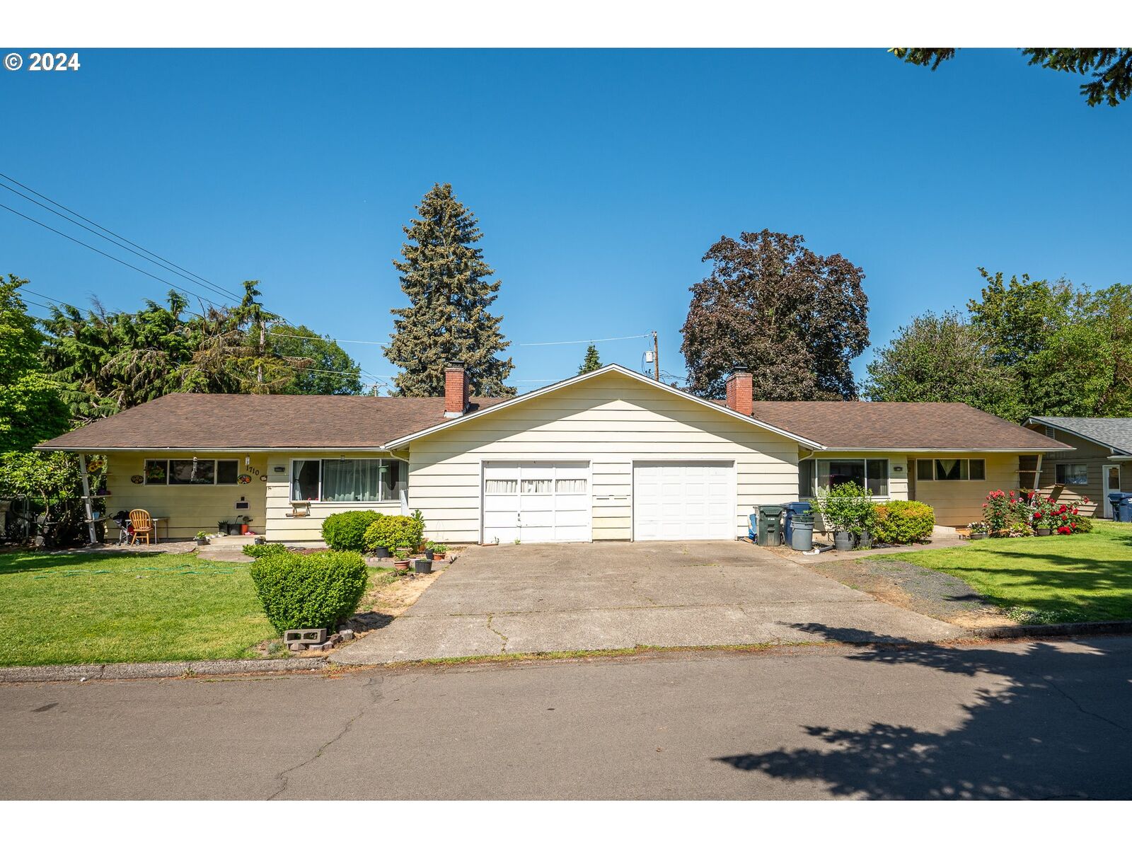 Property Photo: 1710 Dalton Dr OR 97404