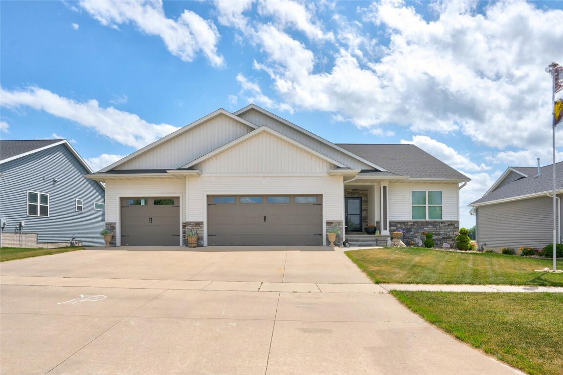 Property Photo:  3055 Ridgeview Drive  IA 52227 