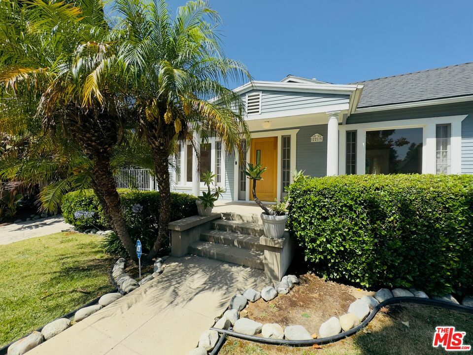 Property Photo:  2217   Nella Vista Ave  CA 90027 