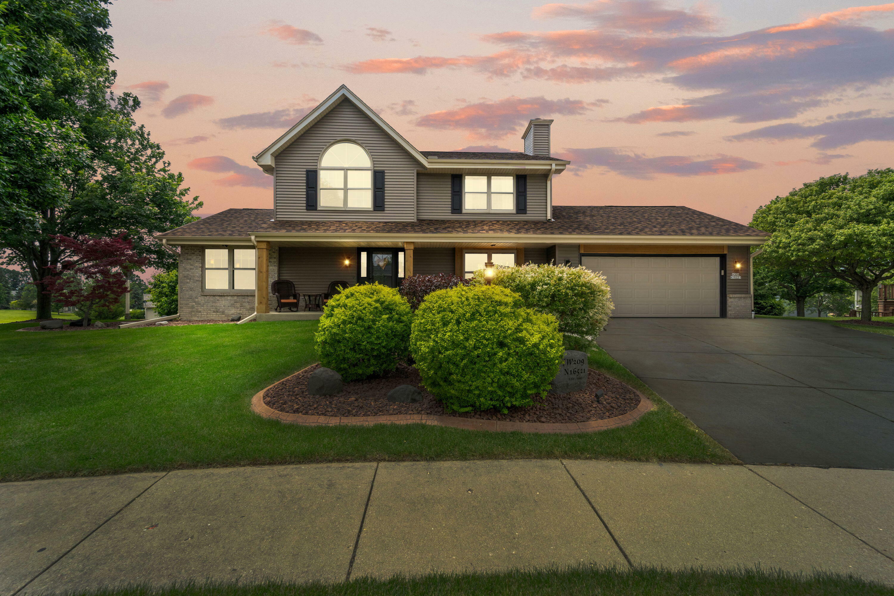 Property Photo:  W209n16521 Cairn Ct  WI 53037 
