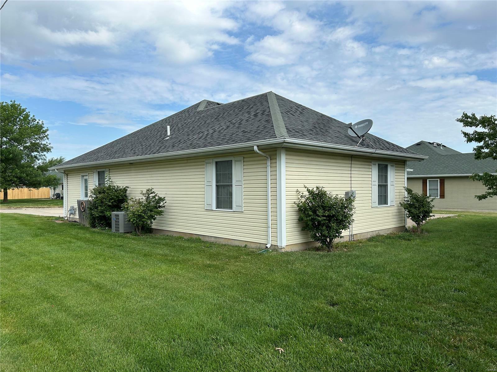 Property Photo:  802 N Allen  MO 65240 