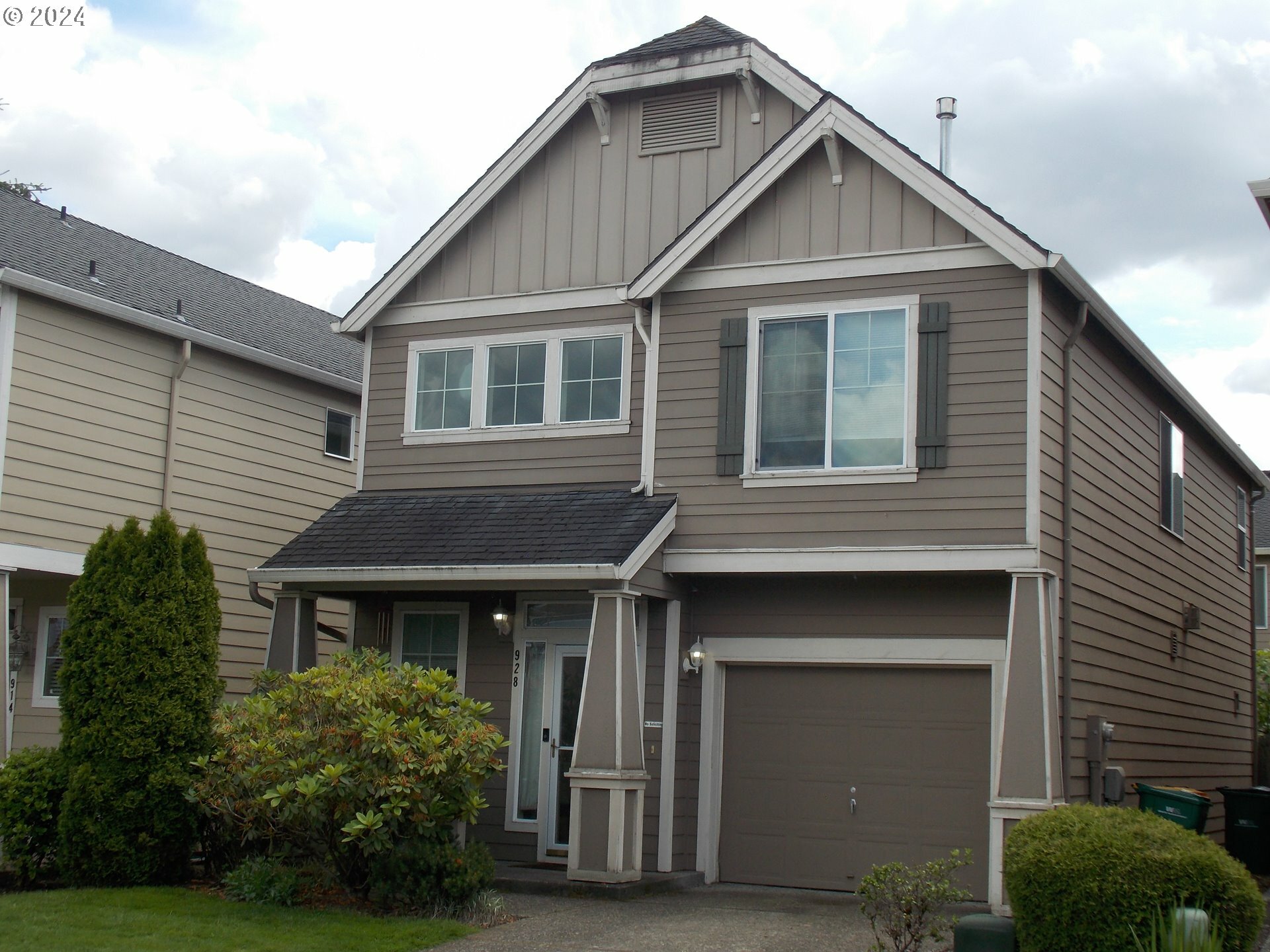 Property Photo:  928 SW 17th Way  OR 97060 