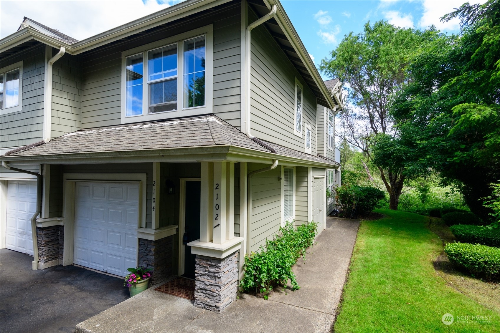 Property Photo:  2104 Newport Way NW  WA 98027 