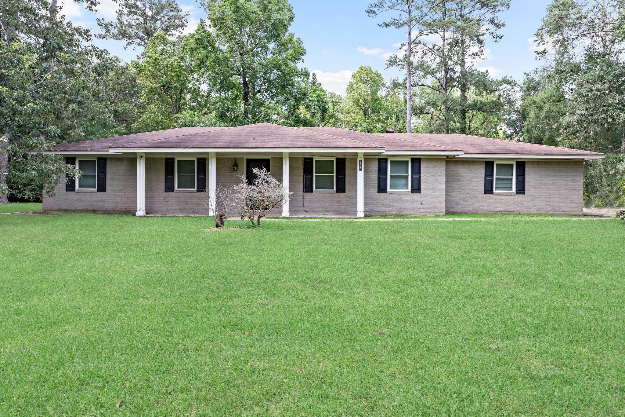 Property Photo:  1115 Old Beaumont Rd  TX 77625 