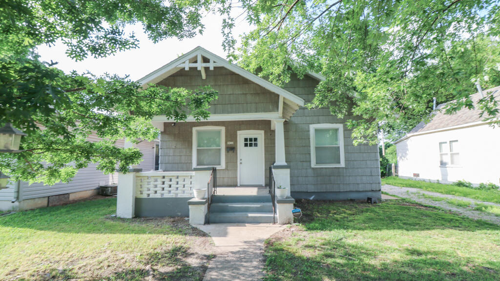 Property Photo: 1433 E Commercial Street MO 65803