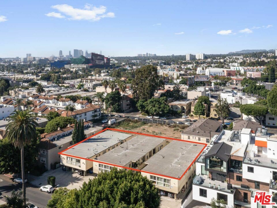 Property Photo: 1005 N Croft Ave CA 90069