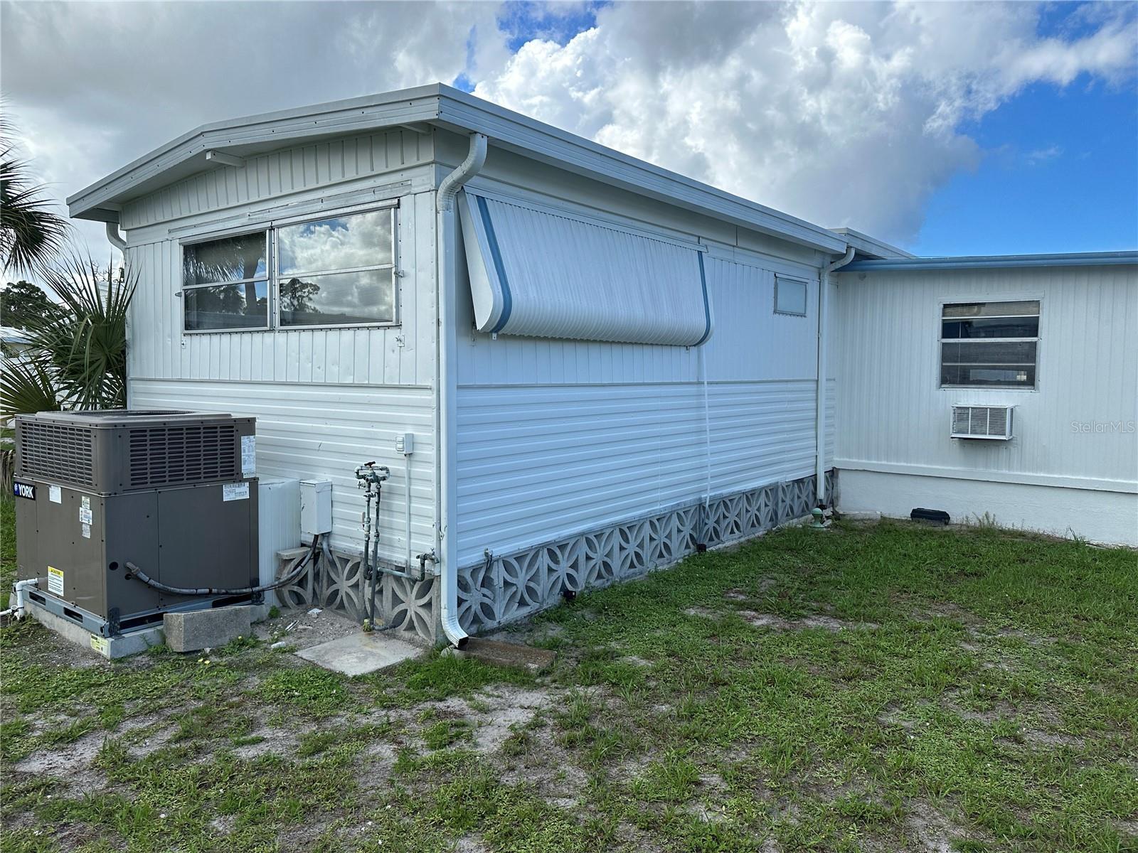 Property Photo: 751 Dahlia Dr FL 34293