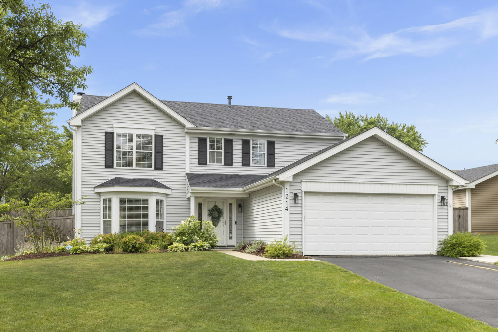Property Photo: 1214 Saratoga Drive IL 60188