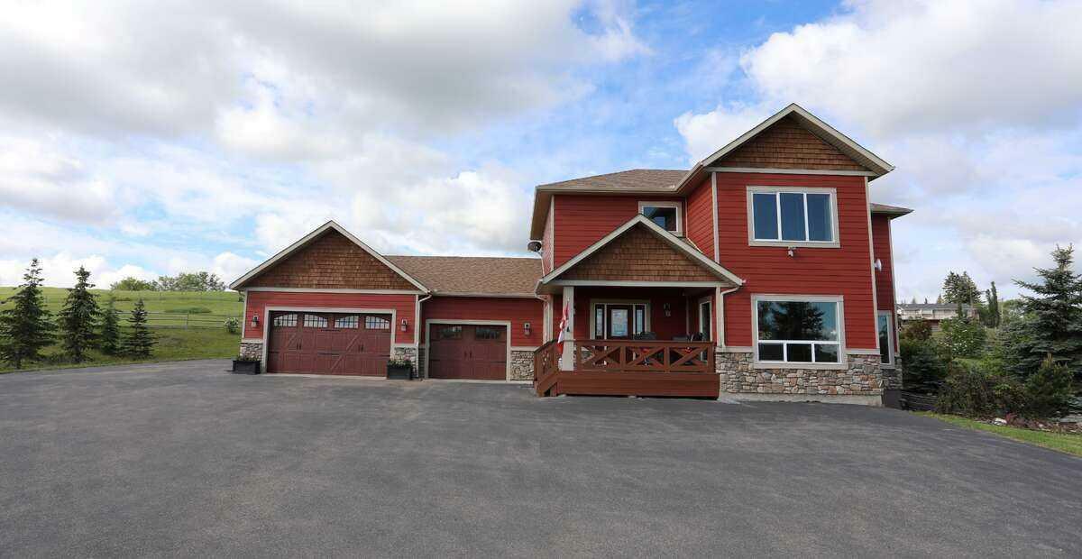 32015 292 Avenue E  De Winton AB T1S 4P7 photo