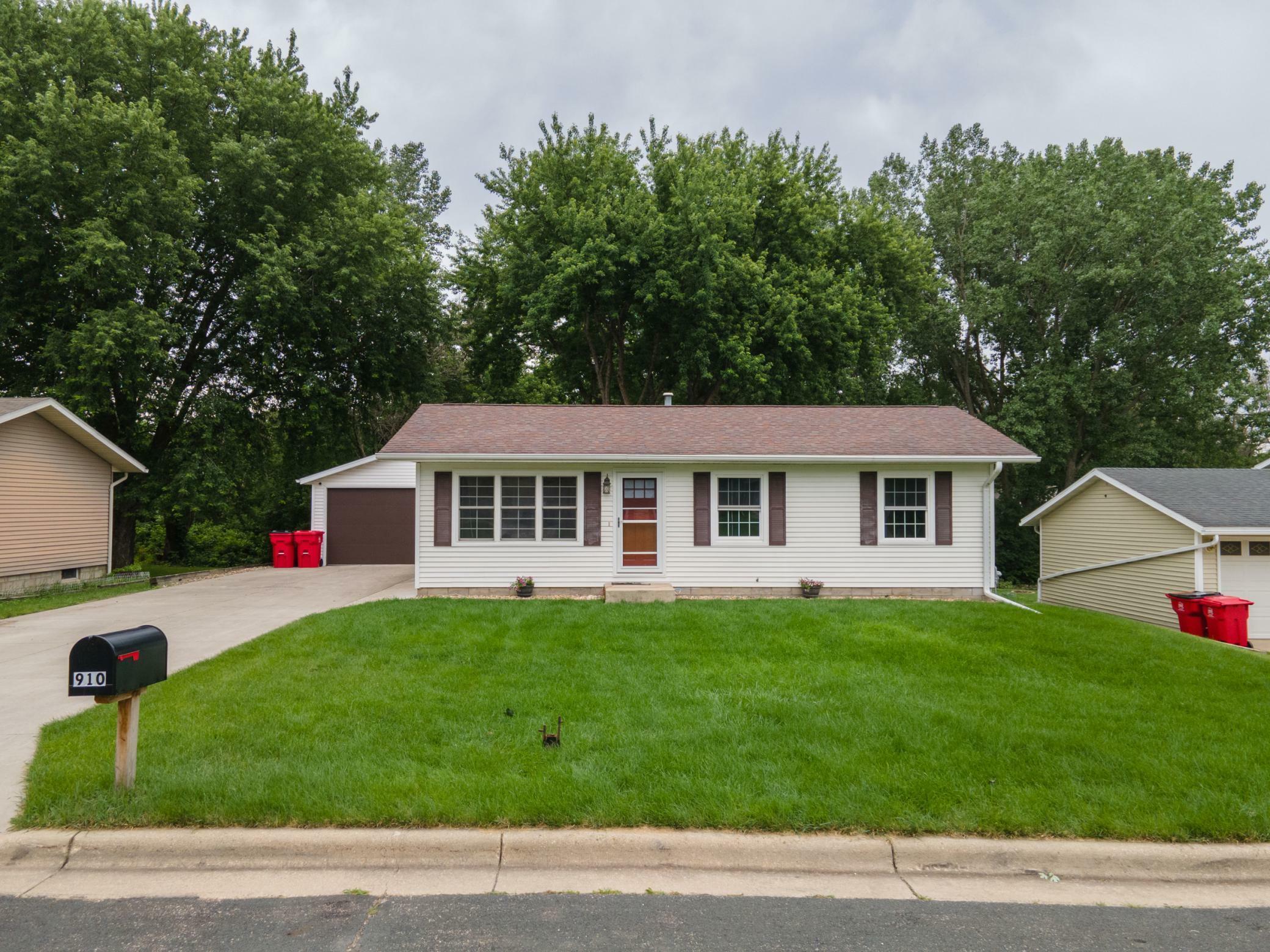 Property Photo:  910 NW Walnut Street  MN 55955 