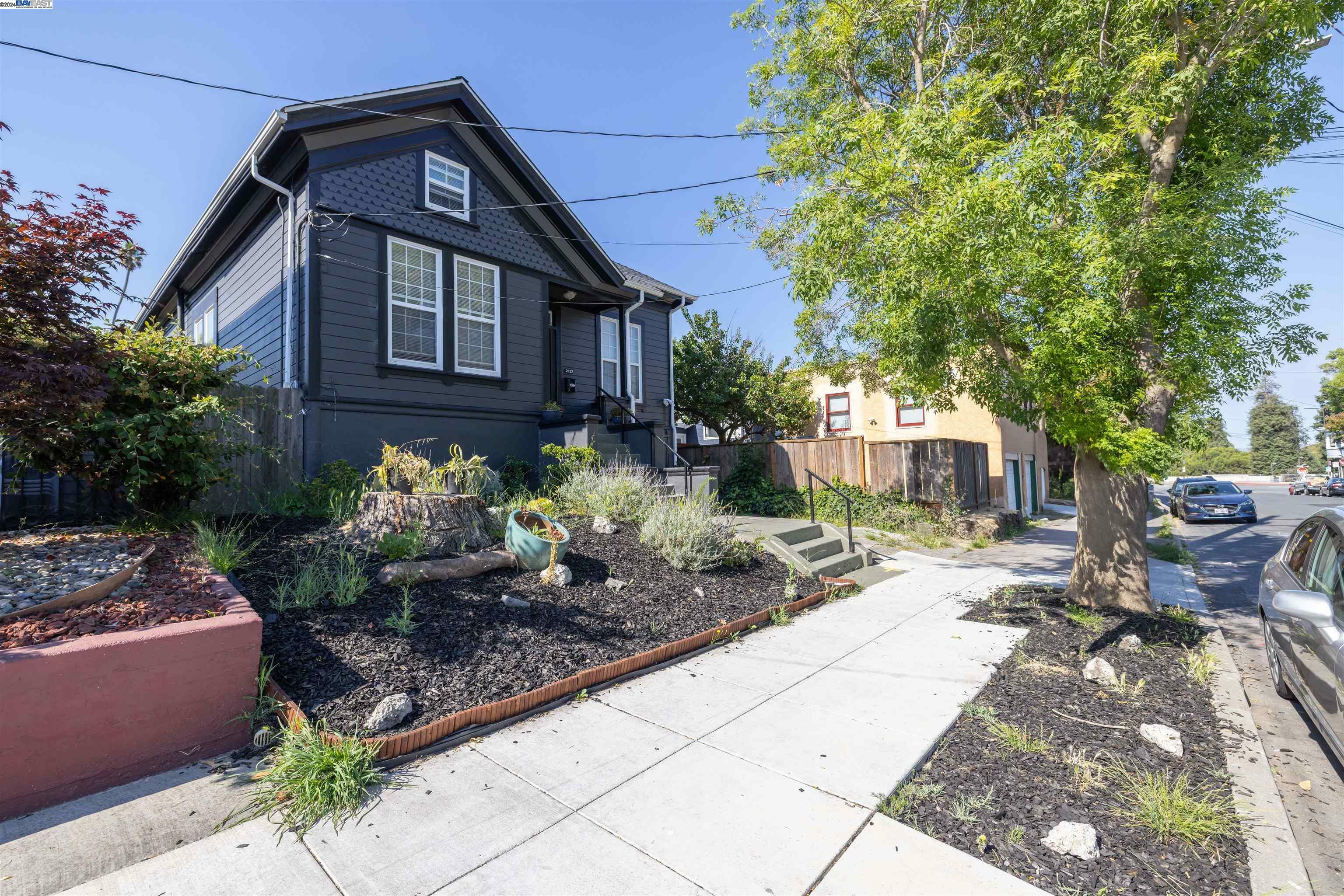 Property Photo:  2022 Emerson St  CA 94703 