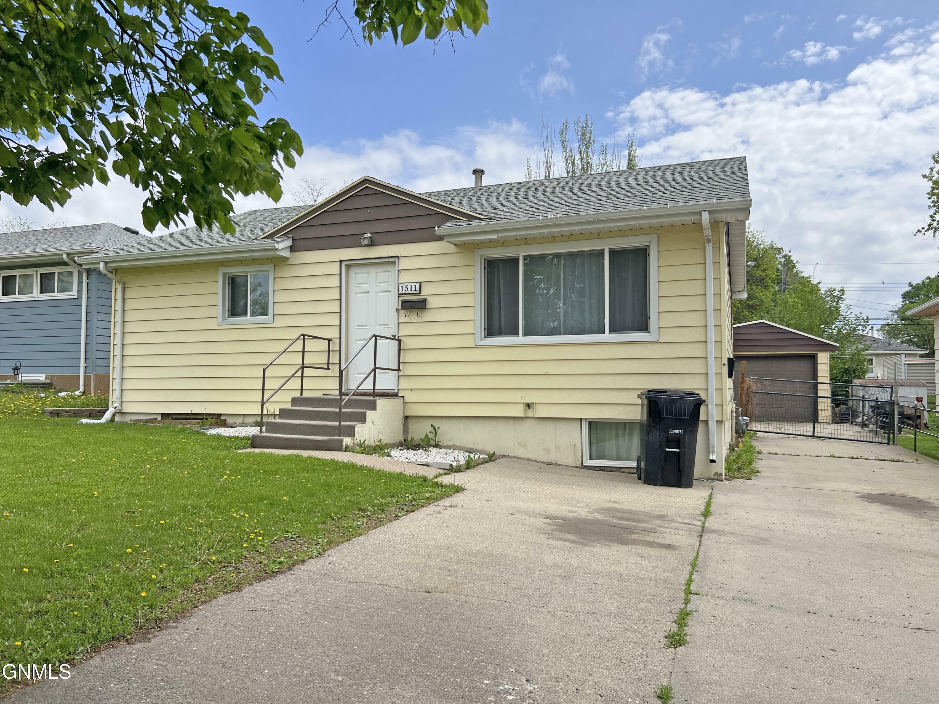 Property Photo:  1511 13th Street  ND 58501 