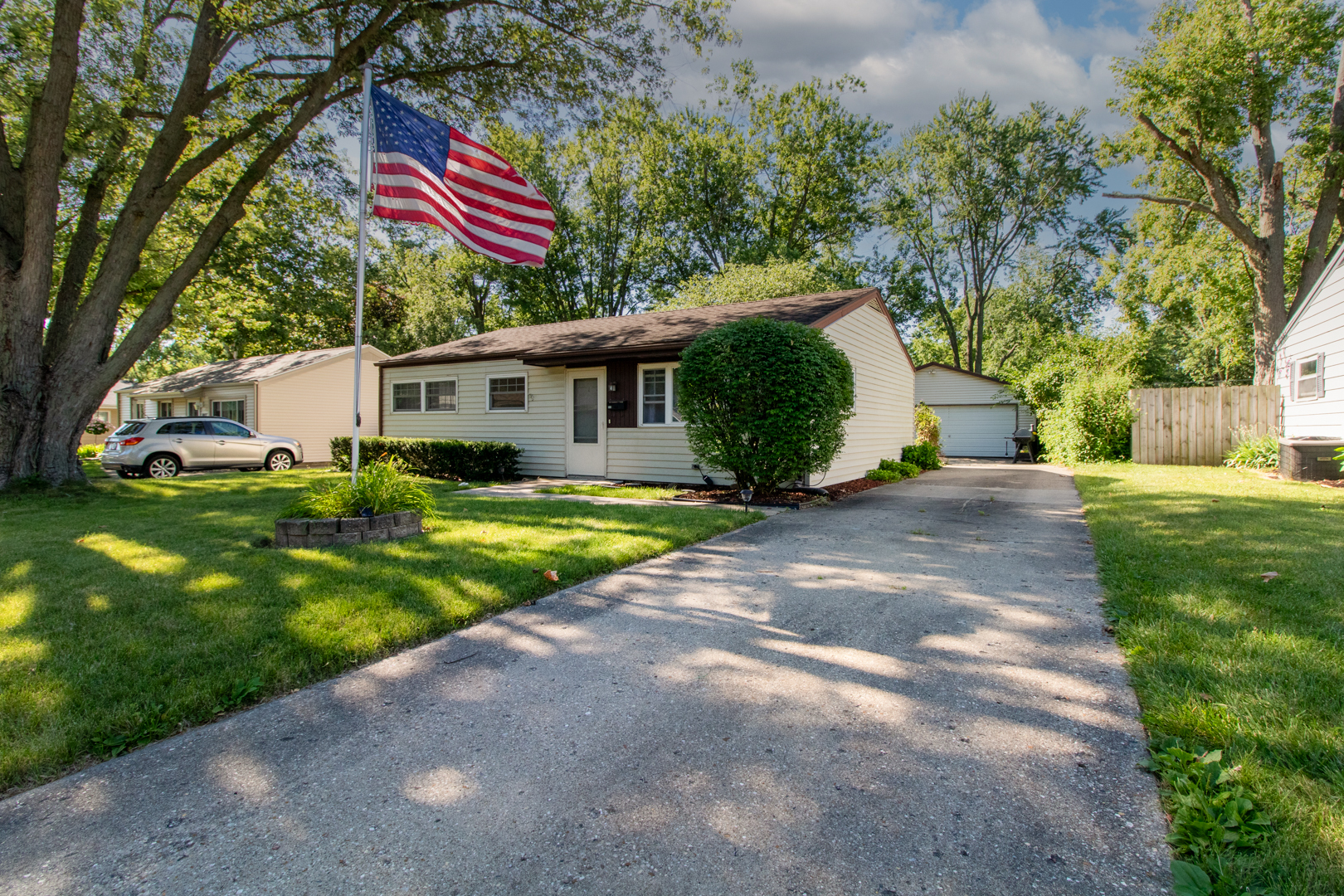 Property Photo:  909 Fairchild Avenue  IL 61761 