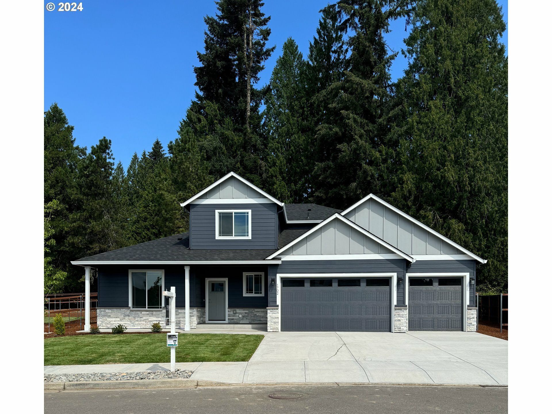 Property Photo:  1702 SE 40th St  WA 98606 