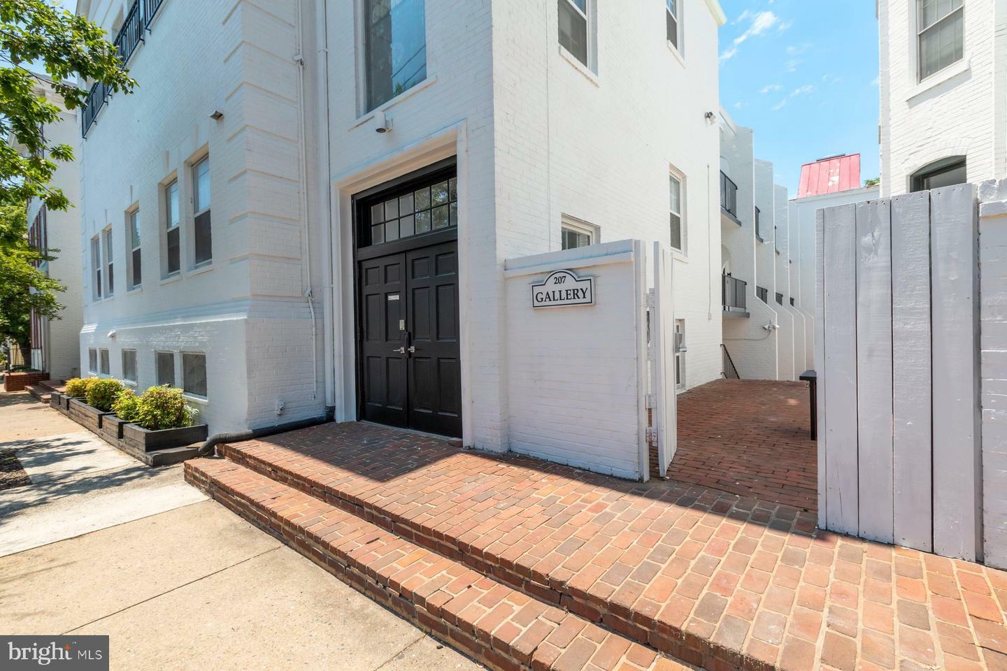 Property Photo:  207 S Patrick Street 205  VA 22314 