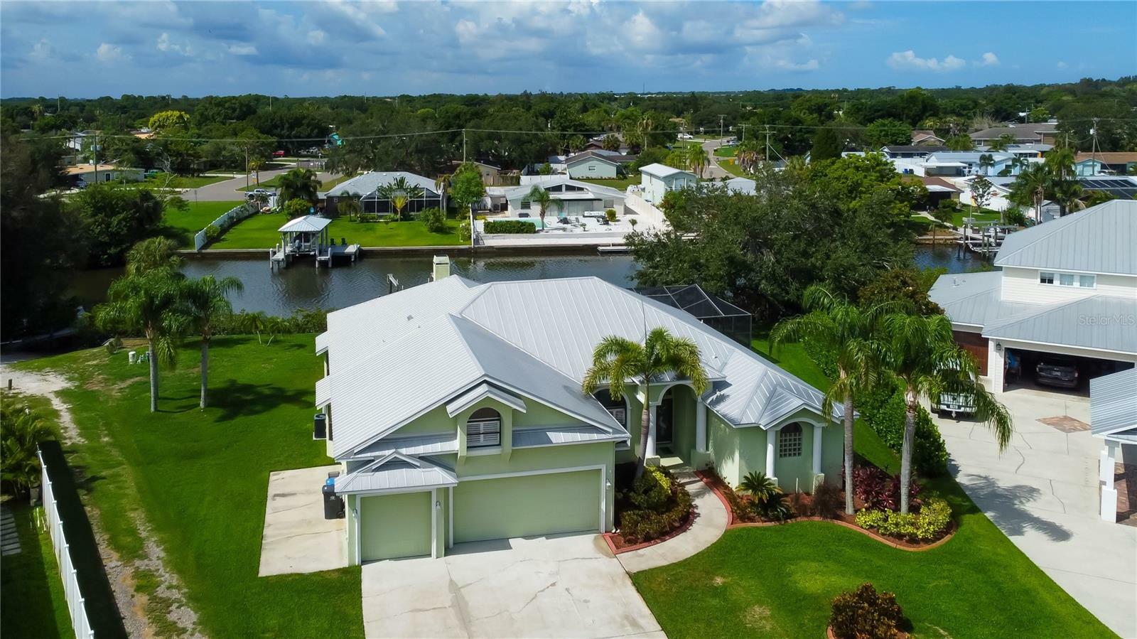 Property Photo:  433 Island Cay Way  FL 33572 