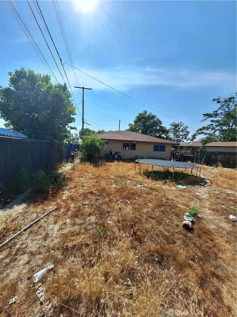 Property Photo:  315 S Mistletoe Avenue  CA 92583 