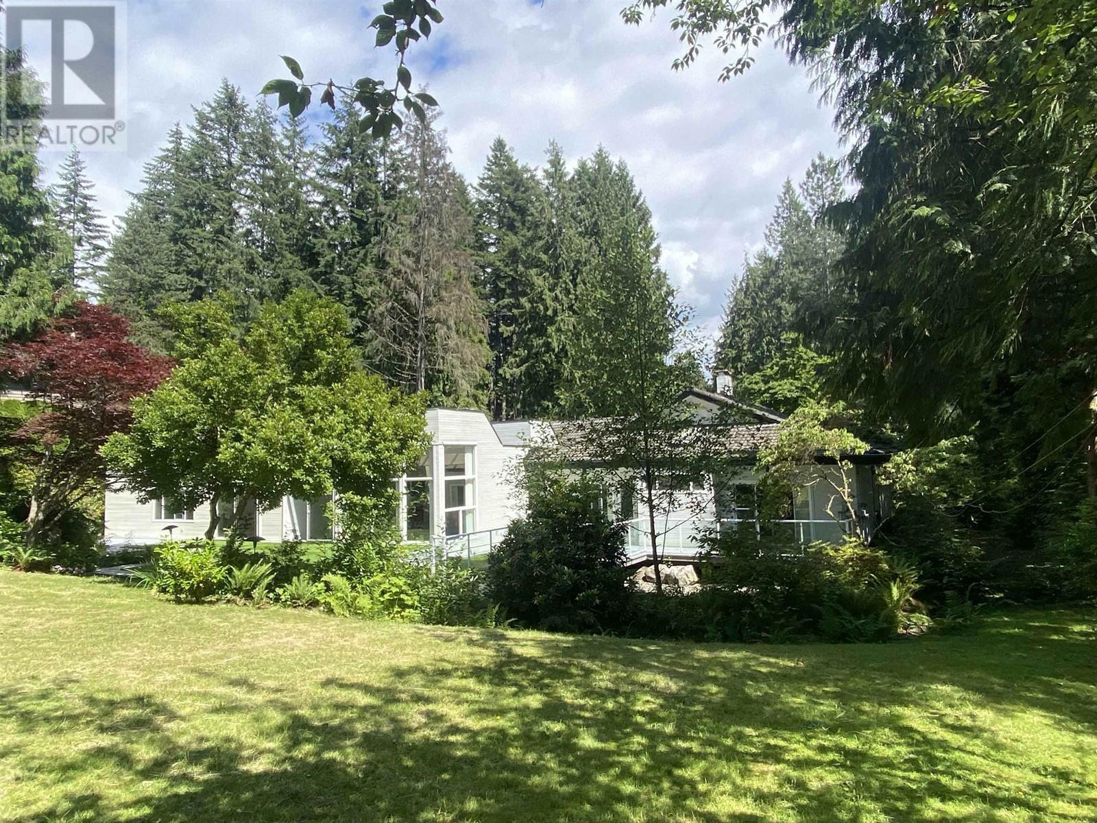 Photo de la propriété:  437 Southborough Drive  BC V7S 1M3 