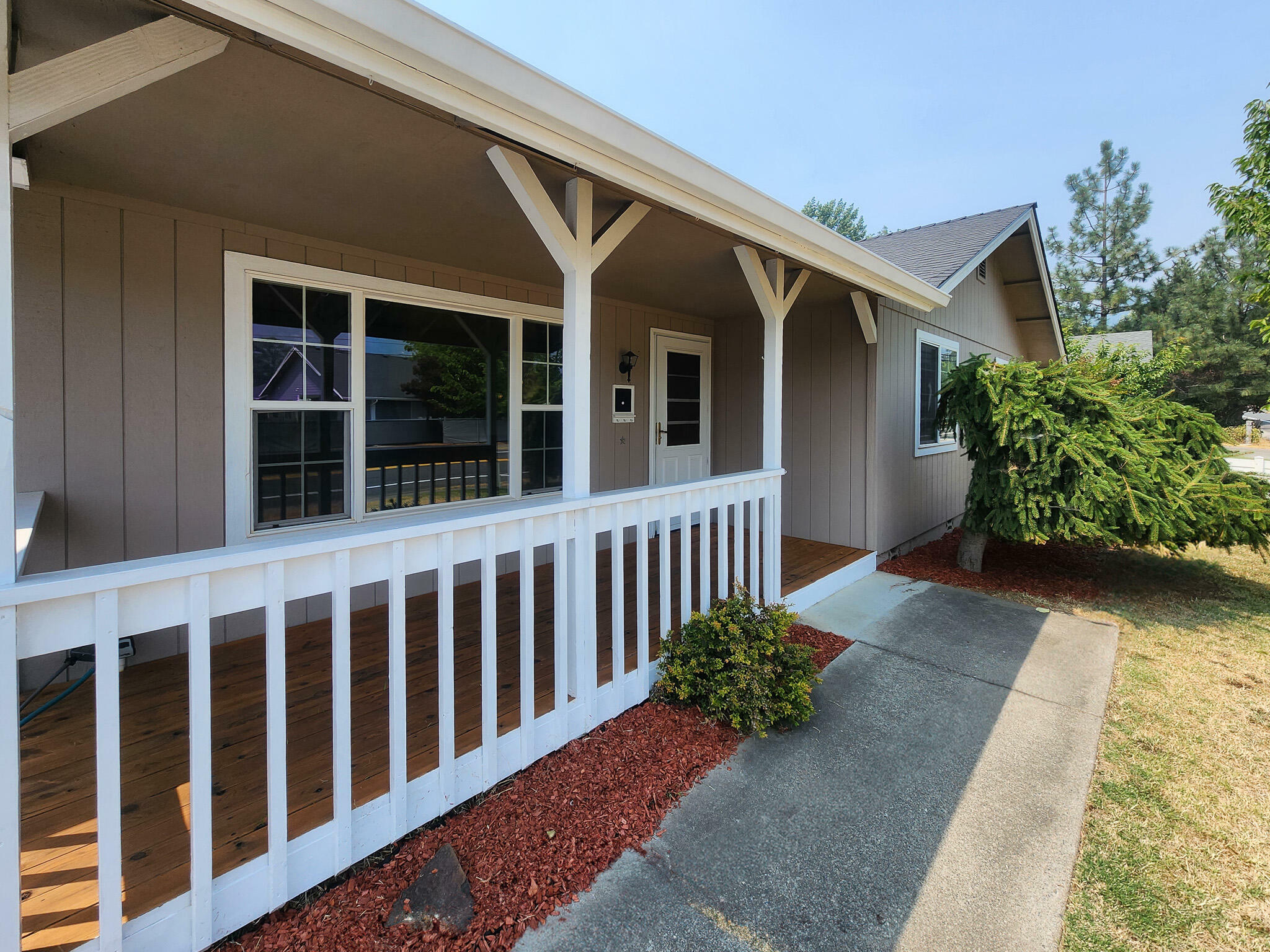 Property Photo:  2208 NW Highland Avenue  OR 97526 