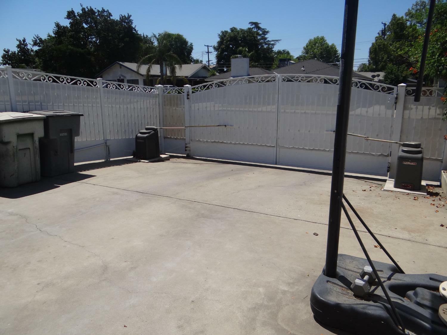 Property Photo:  2404 N Van Ness Boulevard  CA 93704 