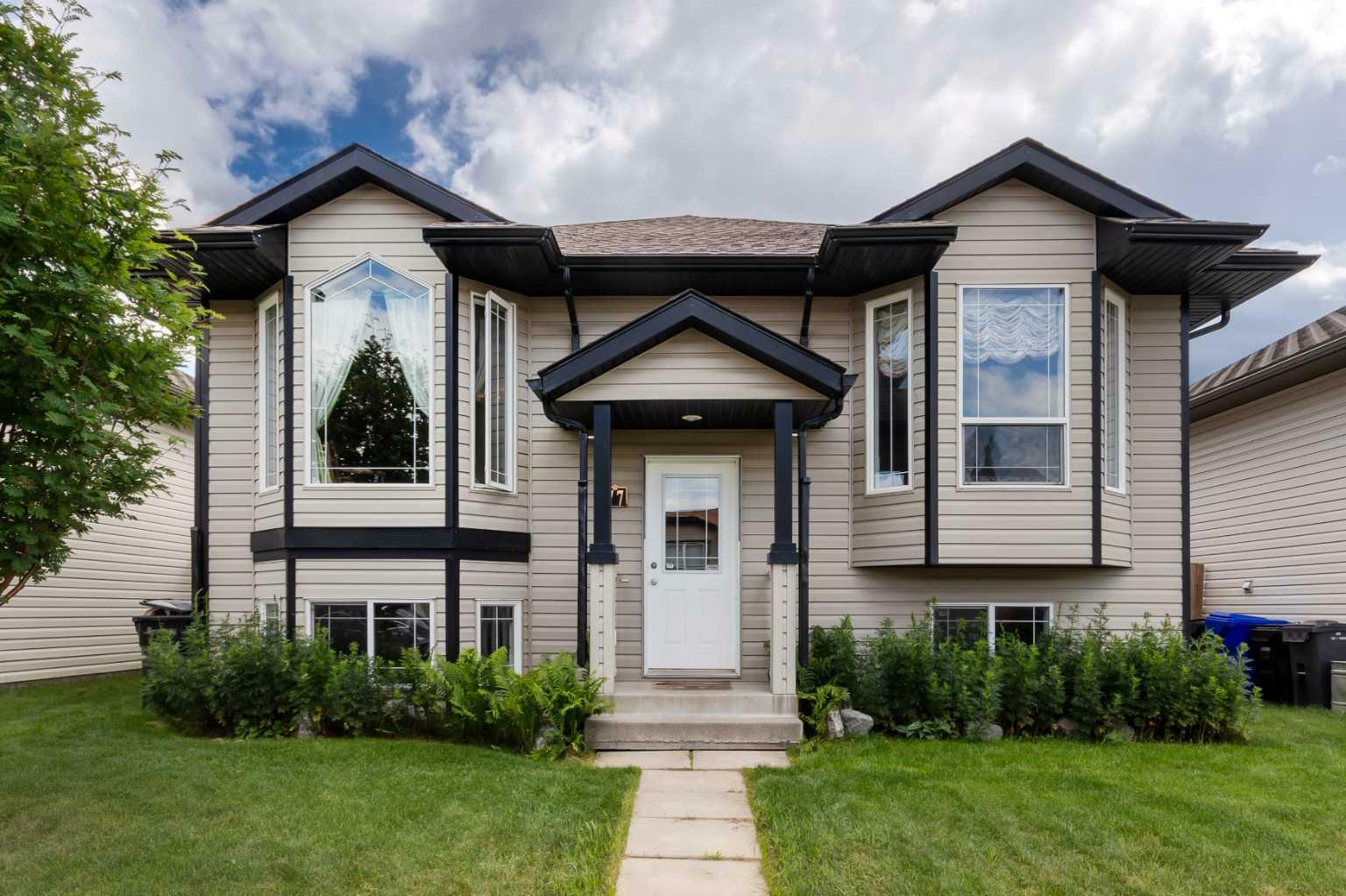 Property Photo: 77 Hawthorn Way AB T4H 1X9