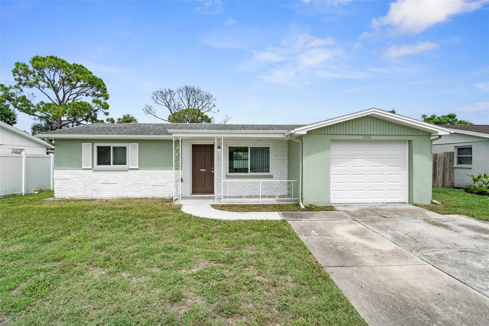 Property Photo:  10014 Sleepy Hollow Lane  FL 34668 