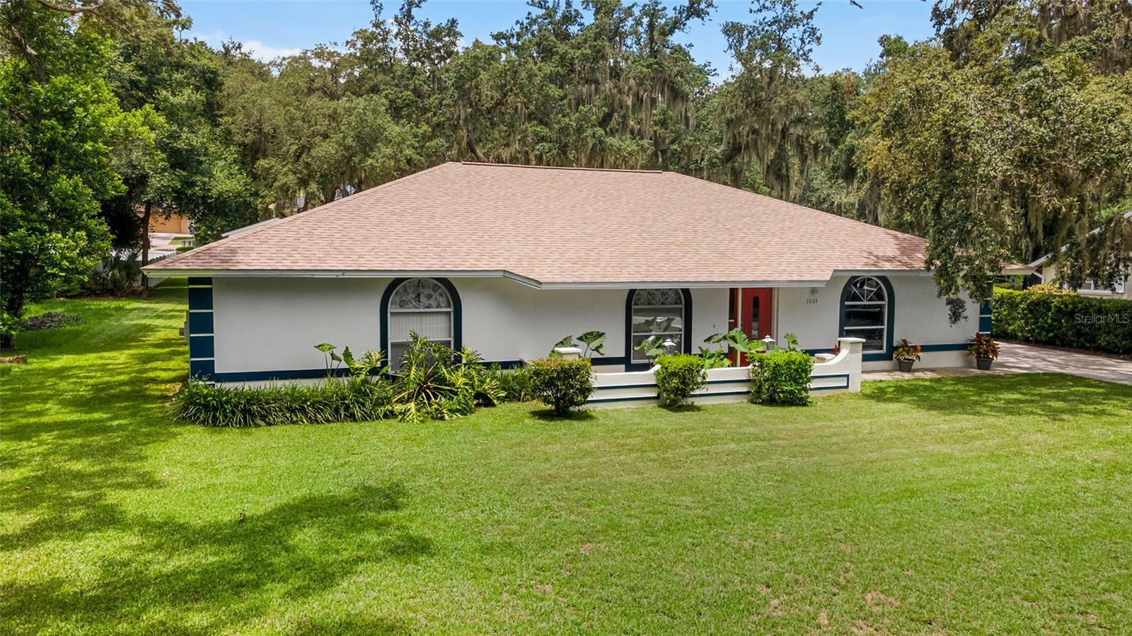 Property Photo:  1005 N Temple Avenue  FL 34737 