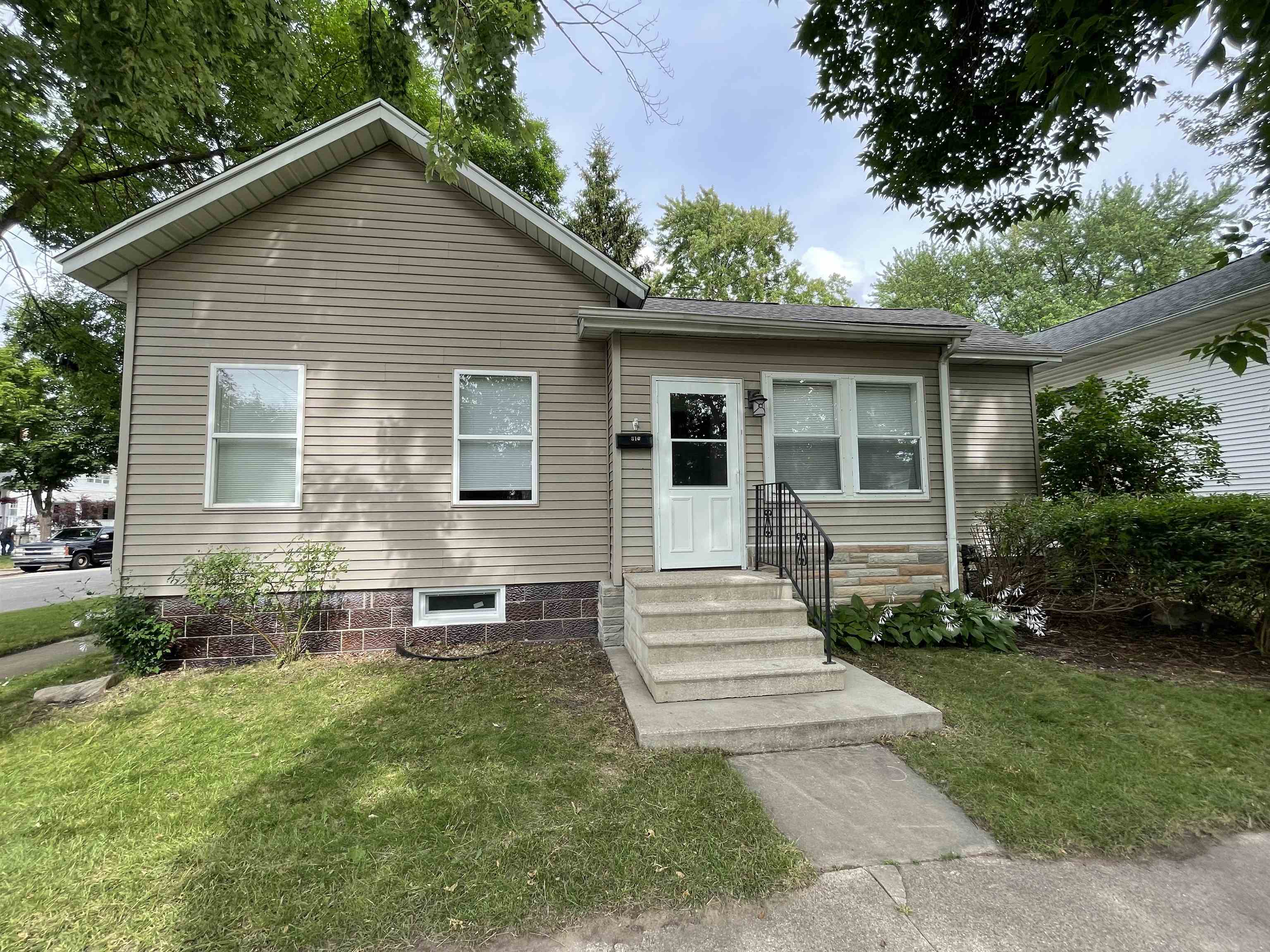 Property Photo:  310 N Warner  MI 48706 