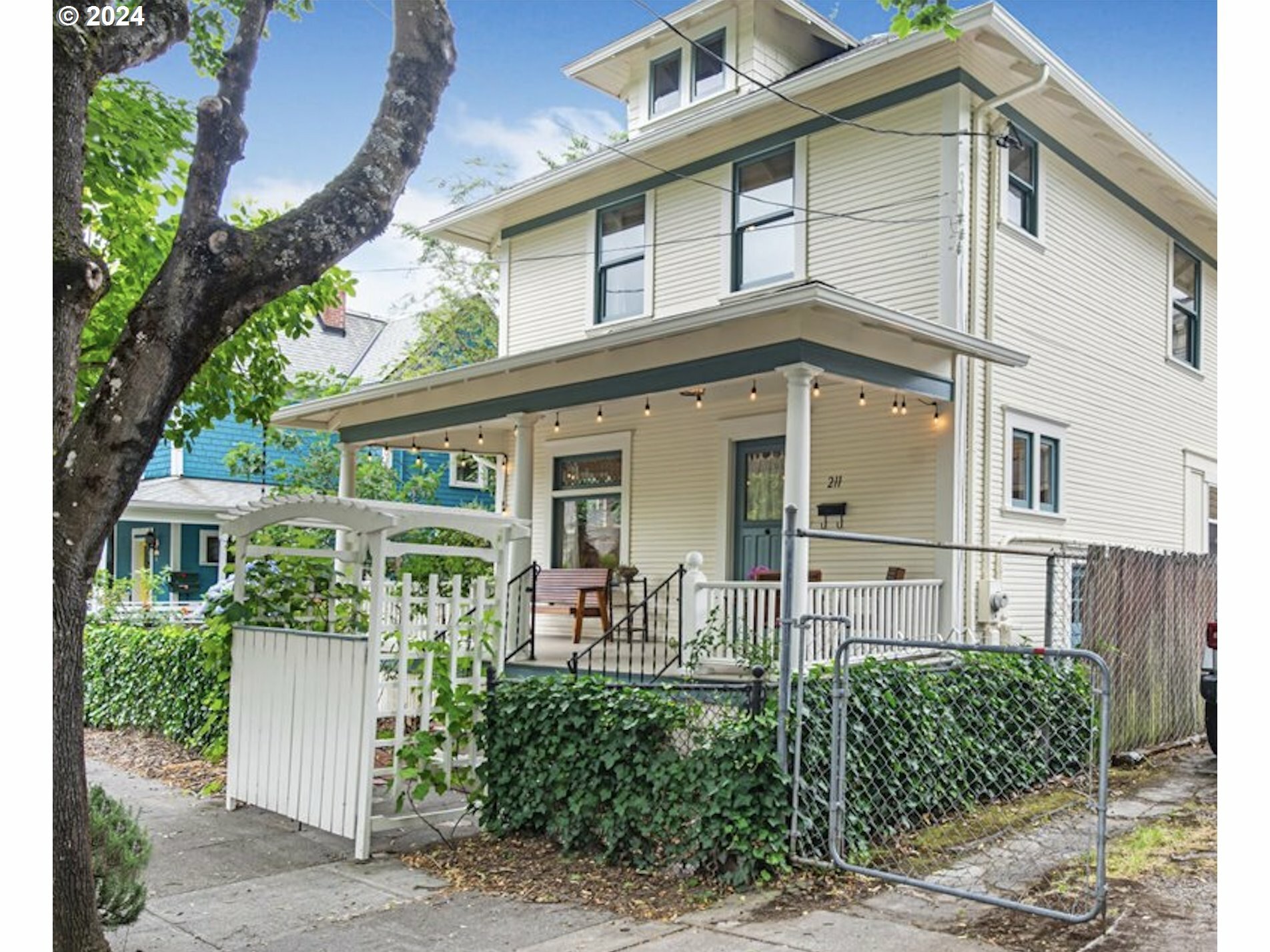 Property Photo:  211 SE 22nd Ave  OR 97214 