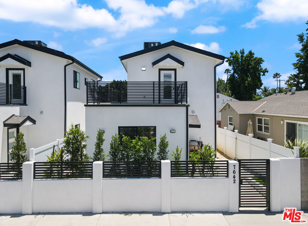15453   Lull St 7642  Van Nuys CA 91406 photo